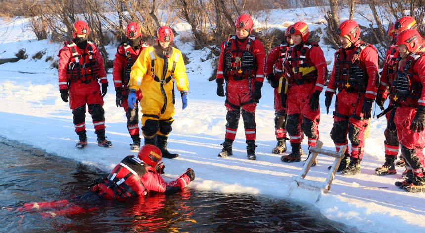 伊春市森林消防支队开展冰域救援培训