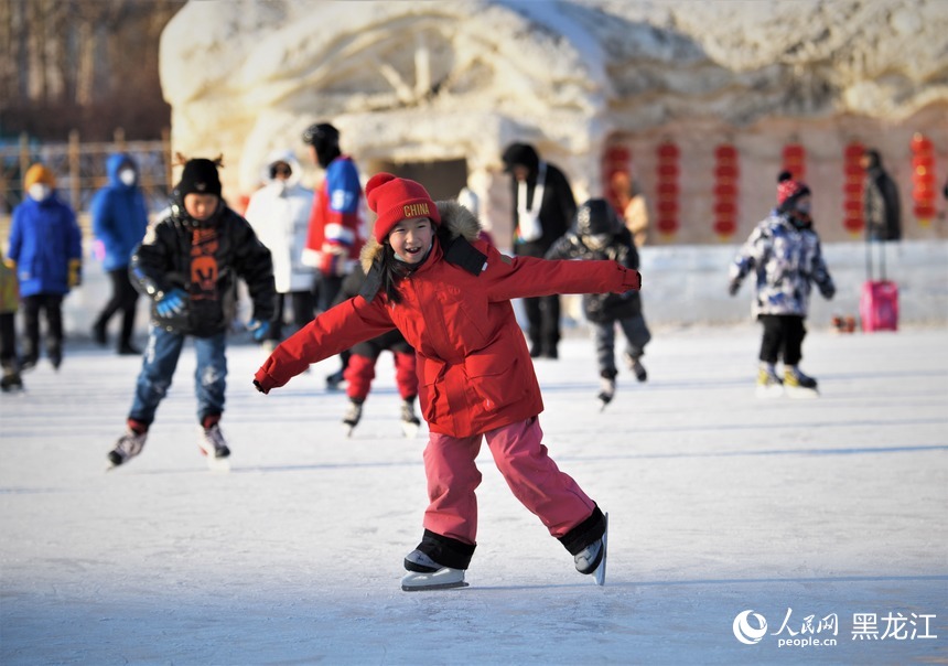 全民健身上冰雪 哈尔滨公益冰场迎来“热”潮