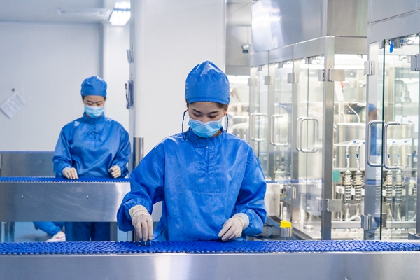哈药集团三精制药有限公司的生产车间正在生产大批双黄连口服液。