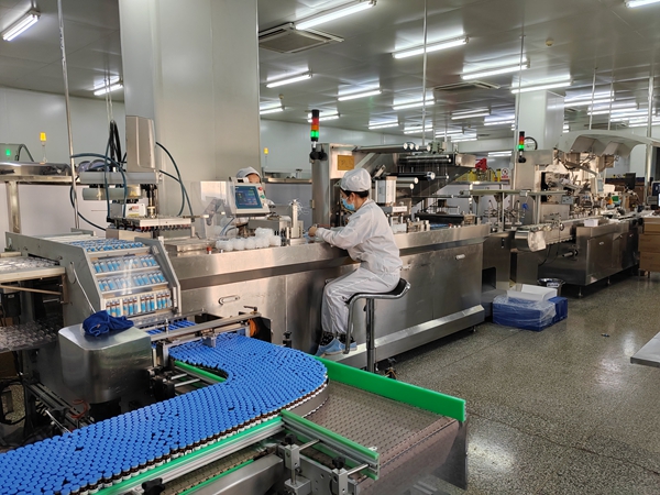 黑龙江葵花药业股份有限公司生产线上正在生产小儿咳喘口服液。